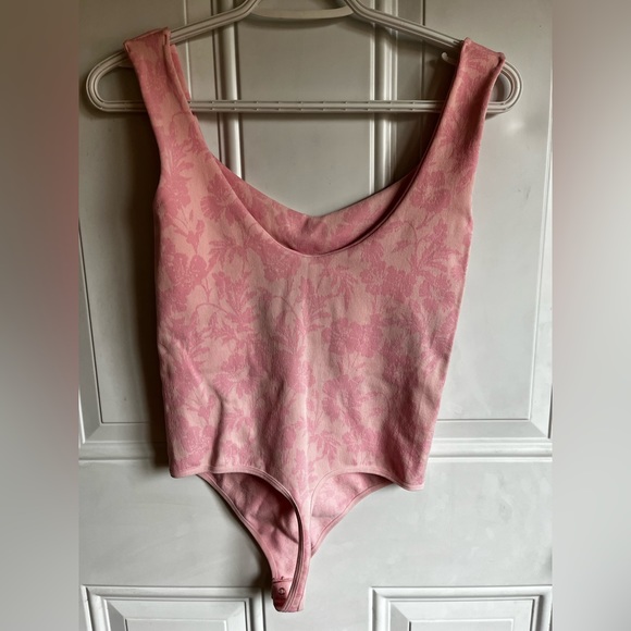 Free People | M/L Pink & White Floral Bodysuit - Picture 6 of 7